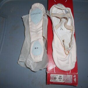 Capezio Ballet Dance Shoes Size 5 or 6 NWT